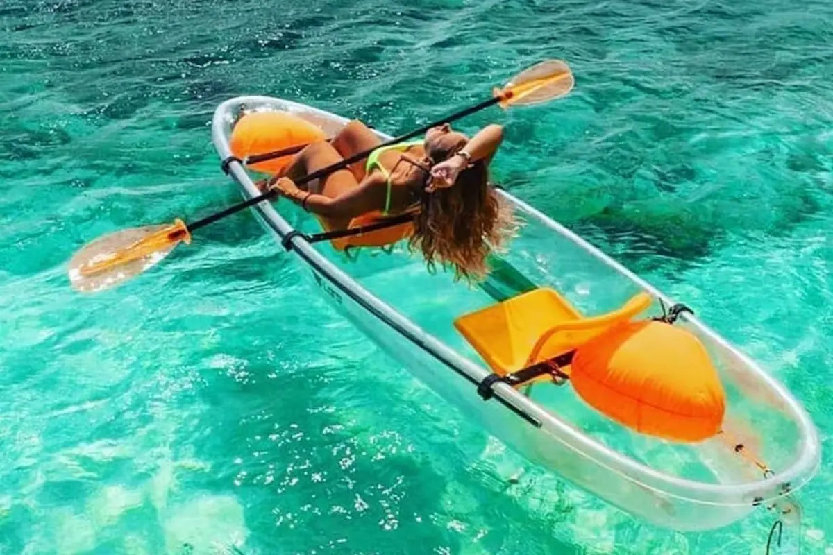 Kajakfahren im kristallklaren Wasser von El Nido